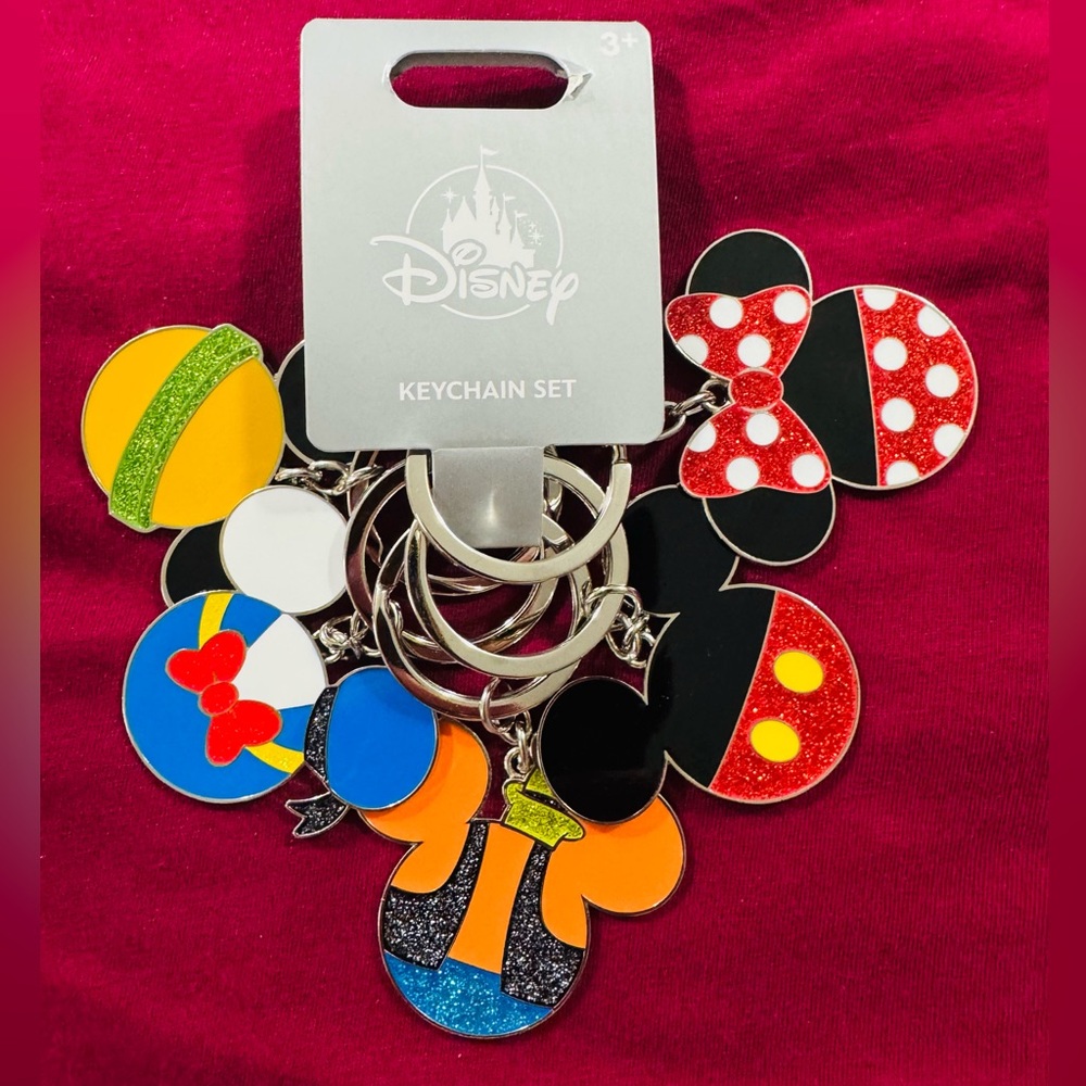 2026 DISNEY PARKS Mickey
Head Donald Flair 5 Piece
Keychain Set Bag Charm New